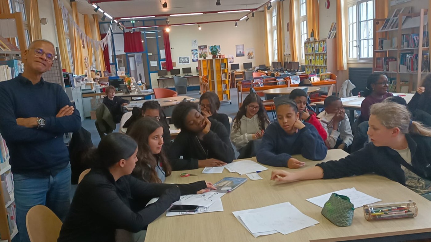 Un animateur des Idéateurs anime un atelier avec une classe au CDI d'un établissement partenaire