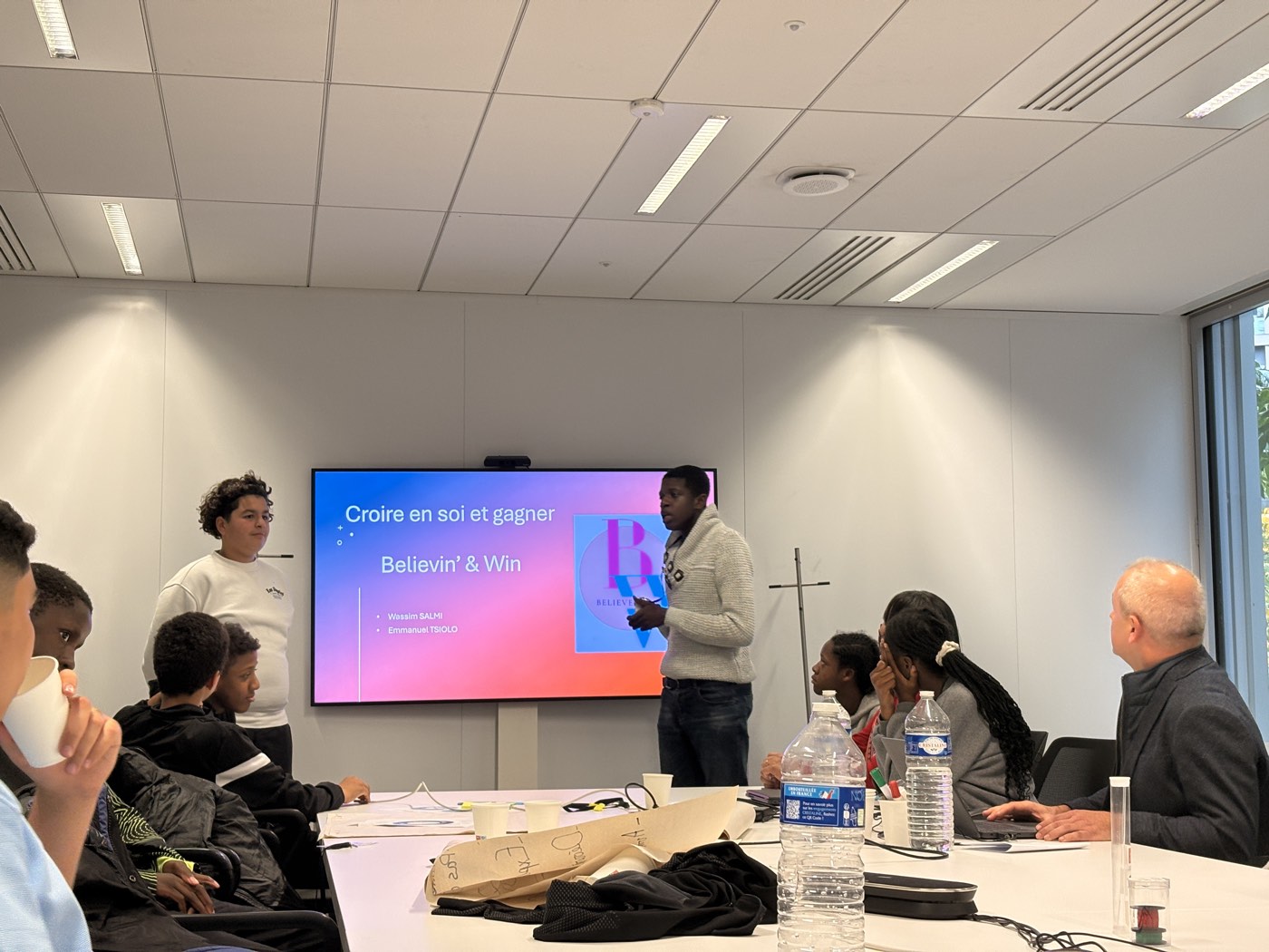 Un jeune présente son projet « Croire en soi et gagner » devant sa classe et un jury d'adultes